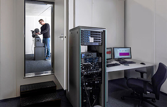 Measuring chamber and laboratory. The ACQUA software is used on the computer.
