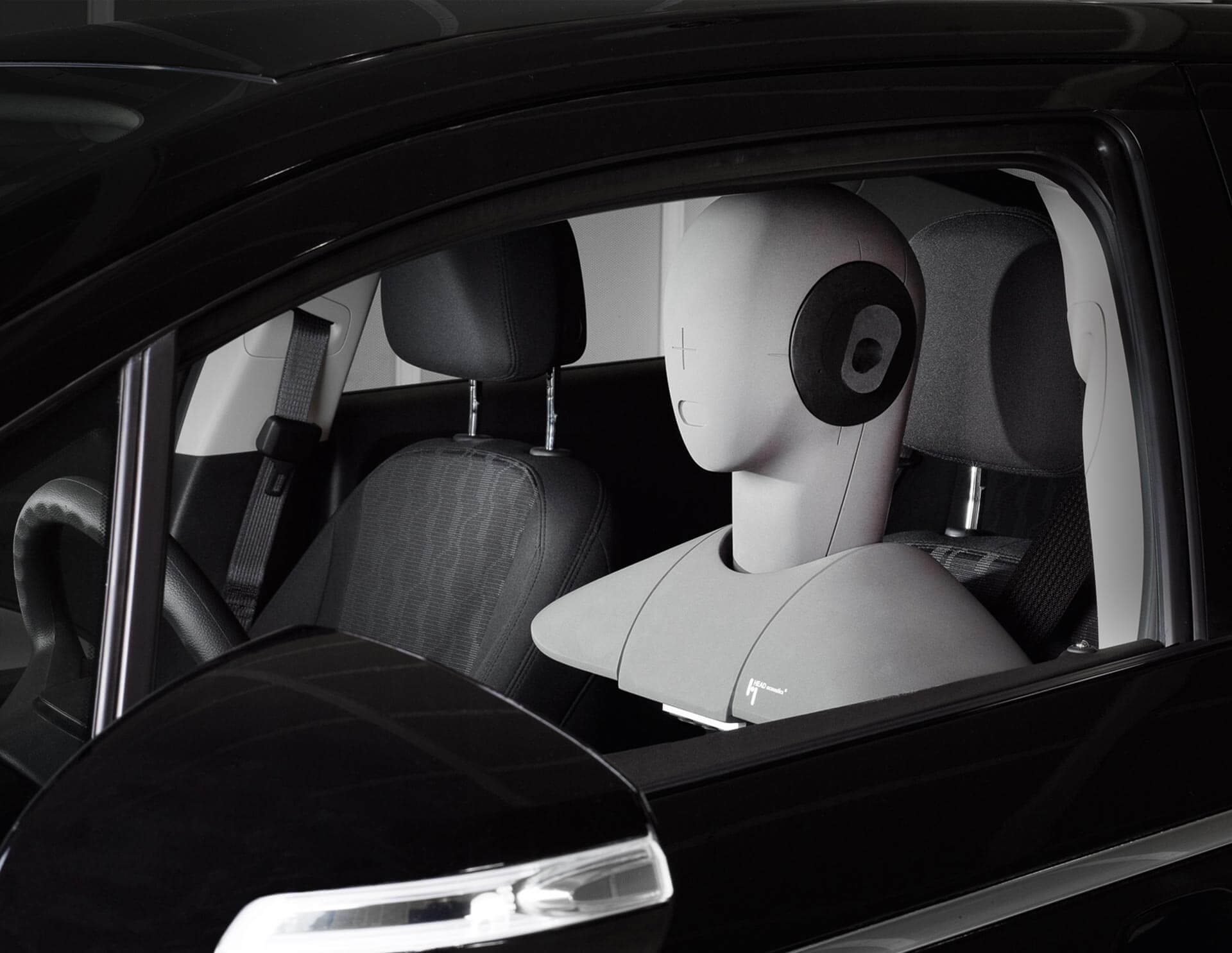 HSU – Artificial head series for binaural sound recordings used in a car.