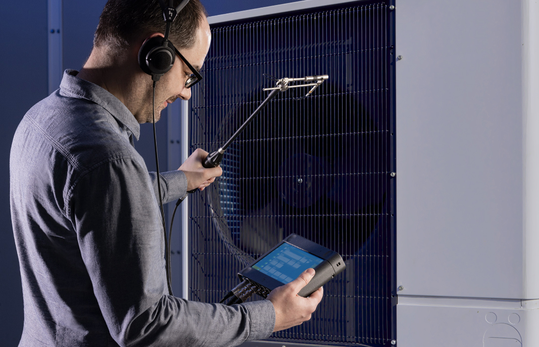 [Translate to German(de):] Testsituation von Waermepumpen mit SQuadriga III von HEAD acoustics